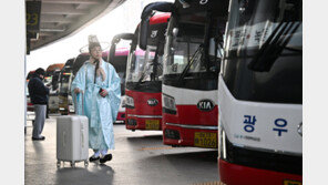 즐거운 귀성길, 한복에 갓까지…“고향의 정 그리워요”