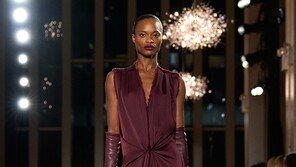 마이클코어스, 45주년 기념 2026 FW 컬렉션 런웨이 쇼 공개