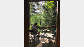 [책의 향기]맨손 청년, 오두막집 고치며 삶을 다시 짓다