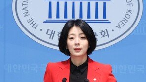 ‘당원권 정지 1년’  배현진, 새빨간 자켓을 입고 나온 속내는…