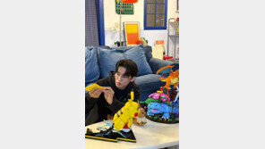 덱스, 연휴에 블록 삼매경…안경까지 끼고 집중