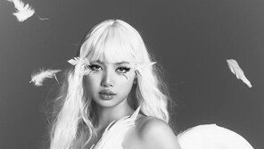 리사, 날개달린 큐피드로 변신…AI 같은 인형 미모