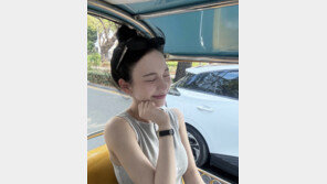 에스파 카리나, 외국에서도 빛난 미모…툭툭이 타고 함박웃음