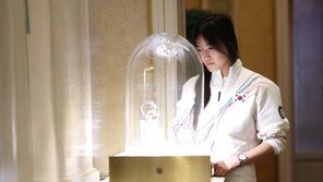 [밀라노 올림픽] 한국 선수 첫 금메달 최가온, 오메가 밀라노 에디션 시계 받아…“이 순간 오래 기억하겠다”