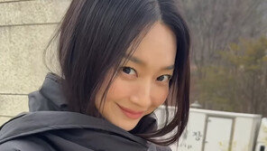 신민아, 전지적 ♥김우빈 시점 샷? 수줍은 미소로 새댁 모드