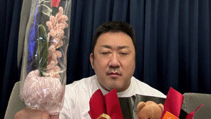 마동석, ♥예정화에 바치는 밸런타인데이 선물? 초콜릿 들고 인증샷