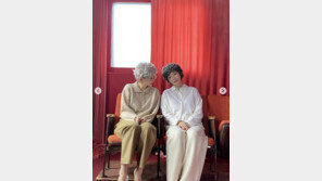 다비치 강민경·이해리, 갑자기 할머니 변신? 백발 인증샷