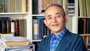 위안부 할머니에 고개 숙여 사죄한 일본 석학 무라오카 별세