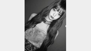 장원영, 튜브톱 입고 치명 매력…잘록 허리에 인형 비주얼