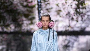 디올, 위대한 꽃의 유산… 조나단 앤더슨의 2026년 봄·여름 오뜨 꾸뛰르 쇼