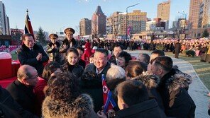 김정은 딸 주애, 평양 시민들 직접 껴안으며 미소…이례적 스킨십
