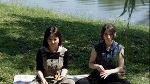 바닥 누운 채 음악에 빠져 무아지경 체험을