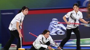 첫 엔드부터 ‘빅 엔드’…韓컬링, 강호 스웨덴에 8-3 대승 ‘4강행 불씨’