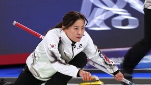 첫 엔드부터 ‘빅 엔드’…韓컬링, 강호 스웨덴에 8-3 대승 ‘4강행 불씨’