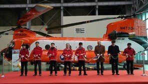 380억짜리 산불 헬기, 한국 조종사는 못 탄다