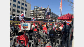 尹 1심 선고 앞두고 ‘긴장 고조’…지지자들, 서초동 법원 앞 집결