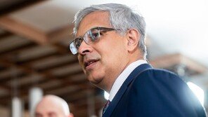 ‘코로나19 봉쇄 회의론자’ 美 국립보건원장, CDC 국장직 겸임