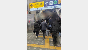 귀경길 열차서 아기 안고 서가던 여성에 자리양보한 부부