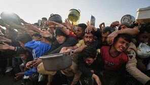 라마단 첫날… 간절한 배식