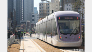 시운전하는 위례선 트램