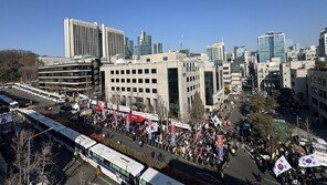 尹 선고하자…보수집회 “지귀연 잡자” 진보 측 “사형 선고”