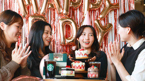 [프리미엄뷰]손바닥에 쏙… 스타벅스에 부는 ‘미니 홀케이크’ 열풍