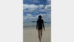 싱글맘 조윤희, 완벽 수영복 뒷태…딸과 행복한 모습