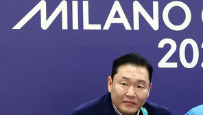 가수 싸이, 밀라노 피겨경기장 찾아 이해인·신지아 응원