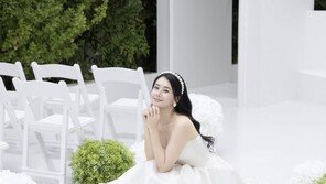 ‘재혼’ 최정윤, 웨딩 화보 공개…“열심히 걸어나가겠다”