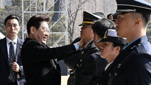 李, 신임 장교 임관식서 “자주국방 불가능하다는 사고 버려야”