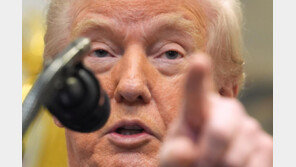 트럼프, 이란에 최후통첩 “최대 보름…합의 안하면 나쁜일 일어날 것”