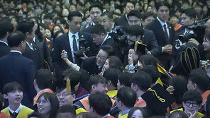 尹 ‘입틀막’ 카이스트서…李, 졸업생과 하이파이브-셀카