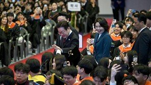 카이스트 찾은 李대통령, ‘입틀막’ 대신 ‘하이파이브’[청계천 옆 사진관]