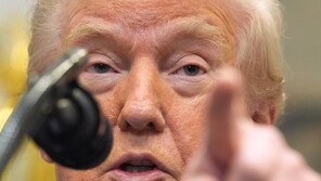 백악관 “10% 임시관세, 24일 발효…핵심광물-자동차 제외”