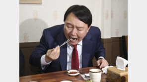 ‘무기수’ 윤석열 둘째 날 점심 순대국밥·찐 고구마…저녁은 소고기 해장국