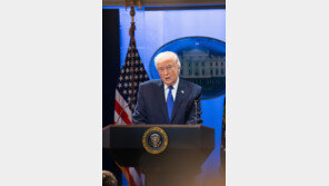 트럼프 “전세계 10% 관세 부과 행정명령 서명…즉시 발효”