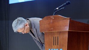 고개숙인 김택우 의협 회장…“사퇴 고민했지만 물러서지 않겠다”