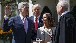 트럼프가 임명한 대법관마저…보수 3명 “상호관세 위법” 왜?