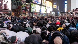 뉴욕 타임스스퀘어에서 ‘라마단’ 예배