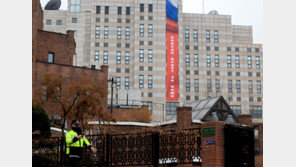 외교부 경고에도…“승리는 우리의 것” 현수막 건 러 대사관