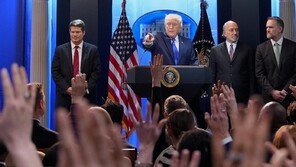 트럼프, 이민단속-관세 ‘양대 정책’ 흔들… “대법관들 美 수치” 맹폭