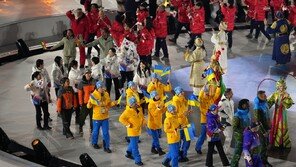한국 선수단, 밝은 표정으로 폐회식 입장…기수는 최민정·황대헌