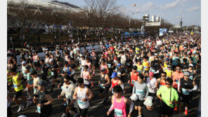 뇌진탕 6세 아이 탄 차, 마라톤 통제로 길 헤매다 경찰 도움에 병원 도착