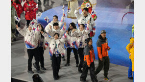 한국 선수단, 밝은 표정으로 폐회식 입장…기수는 최민정·황대헌