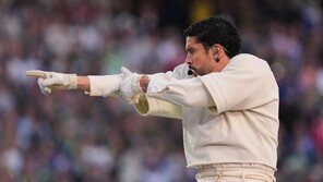 ‘슈퍼볼·그래미’ 배드 버니, ‘빌보드 200’ 정상 탈환…‘케데헌’ OST 10위