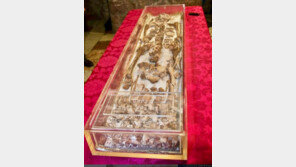 가톨릭 성인 ‘성 프란치스코’ 유해 800년 만에 첫 일반 공개