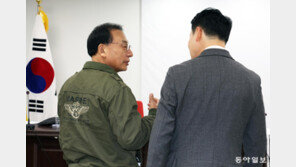 [정치 한 컷]군복일까? 작업복일까?