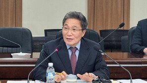 ‘책갈피 달러 논란’ 이학재 인천공항사장 사의…인천시장 출마할 듯