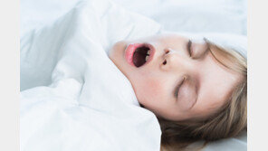 “잠만 자면 입이 바싹바싹”…잠들기 전에 이것 체크해야 [알쓸톡]