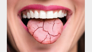 “잠만 자면 입이 바싹바싹”…잠들기 전에 이것 체크해야 [알쓸톡]